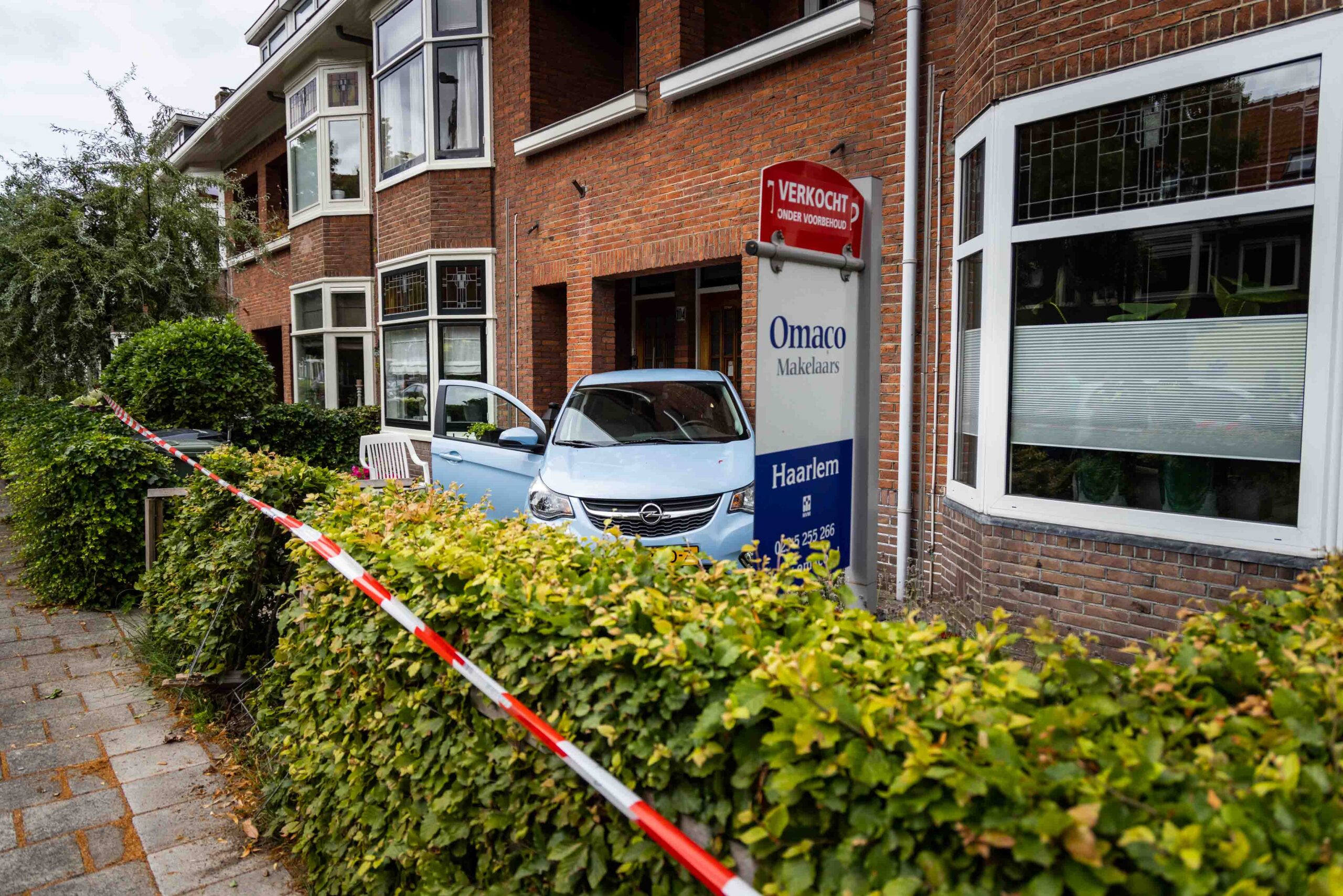 Haarlem – Oudere Vrouw Rijdt Achteruit Tegen Ingang Van Woning ...